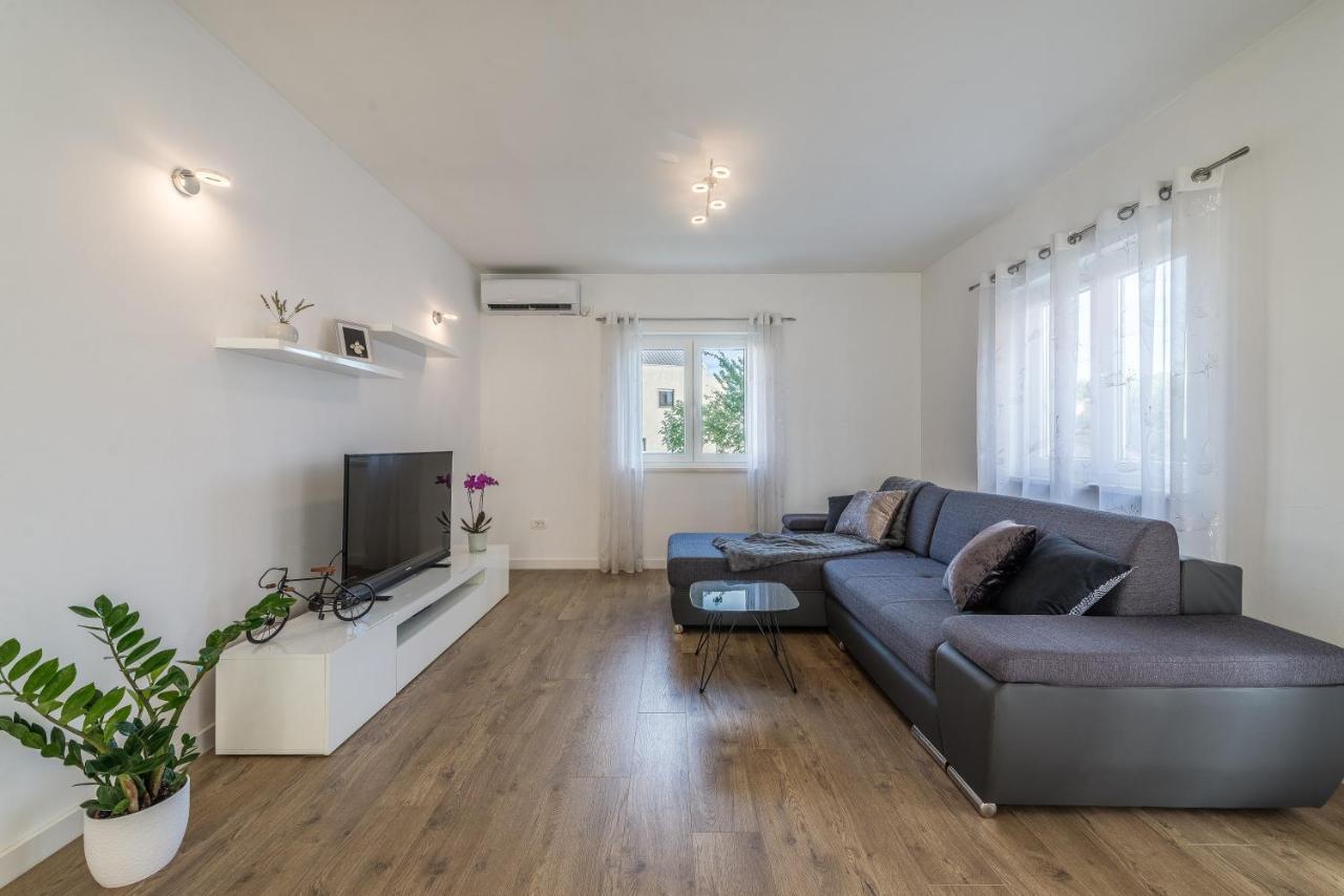 Holiday Home Bajlo Apartment With Three Bedrooms Zadar Exterior photo