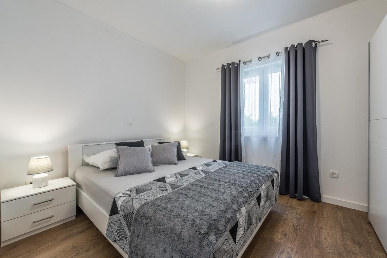 Holiday Home Bajlo Apartment With Three Bedrooms Zadar Exterior photo