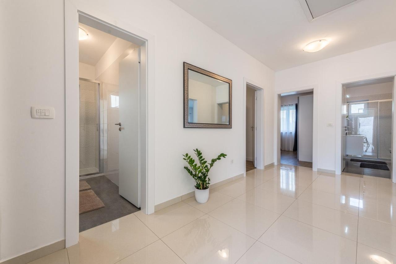 Holiday Home Bajlo Apartment With Three Bedrooms Zadar Exterior photo