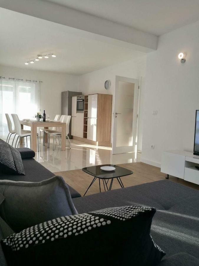 Holiday Home Bajlo Apartment With Three Bedrooms Zadar Exterior photo